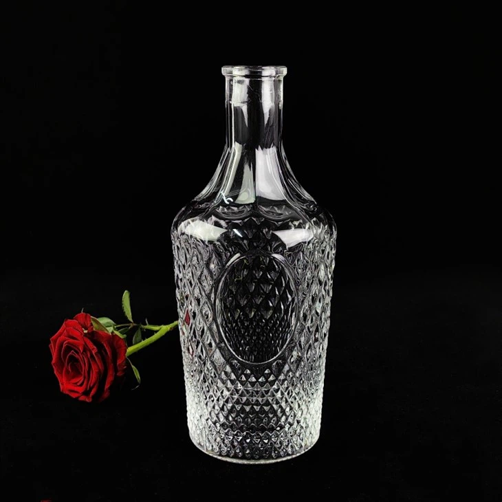 Garrafa de licor preta e branca